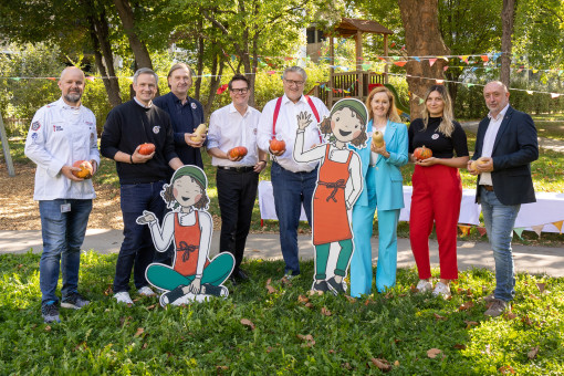 v.l.n.r.: Robert Guschelbauer (Gastronomisches Management Häuser zum Leben), Daniel Bohmann (Geschäftsführung Wiener Kinderfreunde), Christian Hennefeind (Geschäftsführung Häuser zum Leben), Jürgen Czernohorszky (Amtsführender Stadtrat für Klima, Umwelt, Demokratie und Personal), Peter Hacker (Stadtrat für Soziales, Gesundheit und Sport), Alexandra Fischer (Geschäftsführung Wiener Kinderfreunde), Katharina Jankovic (Bezirksrätin Rudolfsheim-Fünfhaus), Arno Meier (Direktor Haus Schmelz)
