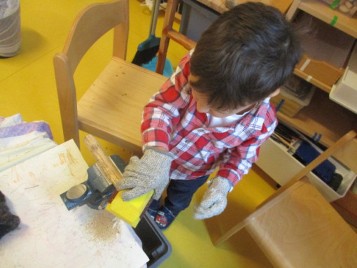 Ein Kind konstruiert ein Holzwerkstück