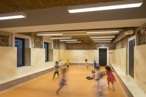 Kinder laufen in einem Sportsaal