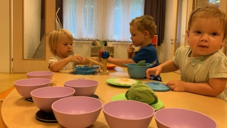 Drei Kinder stellen das Kochen nach