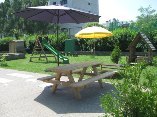 Spielplatz des Kindergartens mit Schaukel, Sandkiste. 