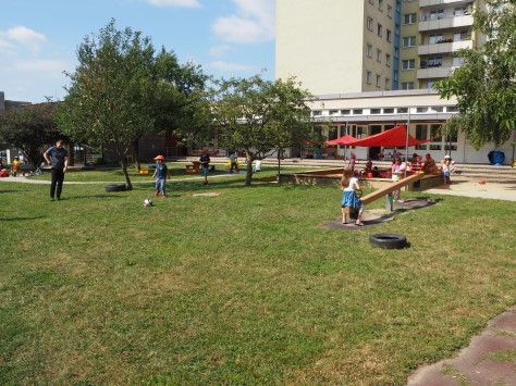 Kinder gehen diversen Beschäftigungen und Spielen nach im weitläufigen Garten