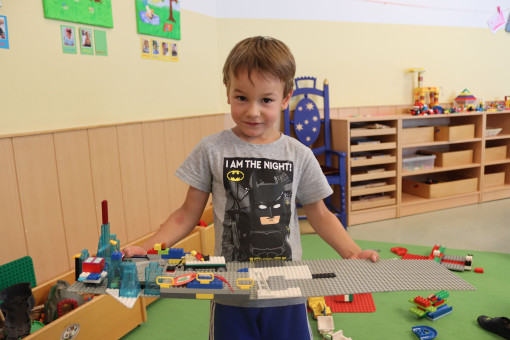 Kind präsentiert ein Projekt zusammengesetzt aus Bausteinen