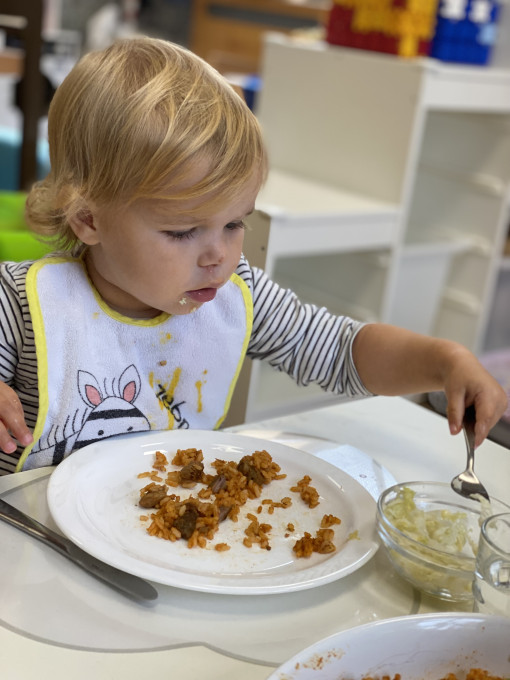 Ein Kleinkind beim Essen