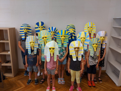 Kinder mit Totem-Masken