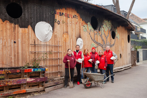 v.l.n.r.: Ida Kemethofer (Kinderfreunde-Robinsonspielplatz), Christian Oxonitsch (Vorsitzender Kinderfreunde Wien), Alexandra Fischer (Geschäftsführung Kinderfreunde Wien), Anna Kiffmann & Petra Sallaba (Kinderfreunde-Robinsonspielplatz) und Daniel Bohmann (Geschäftsführung Kinderfreunde Wien)