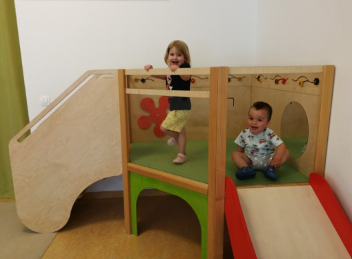 Zwei Kinder spielen auf Klettergerüst