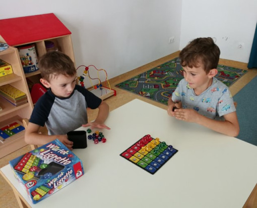Zwei Buben spielen ein Brettspiel
