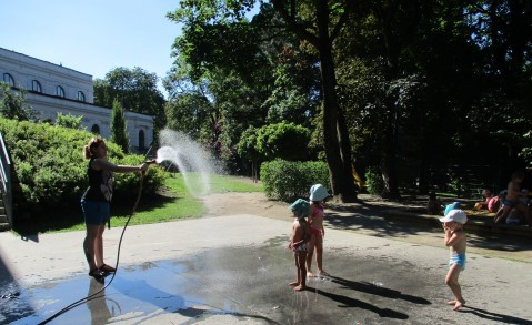 Kinder laufen durch Wasser an einem heißen Sommertag