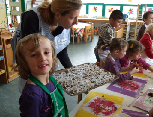 Kinder gestalten kreativ mit Farben 