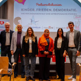 Podiumsdiskussion:  Kinder. Frieden. Demokratie: Wie wir Zusammenhalt und Mitbestimmung stärken