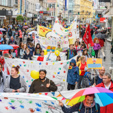 Bunte Kinderrechte-Demo in Linzer Innenstadt