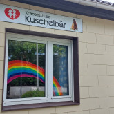 Krabbelstube Kuschelbär erstrahlt in Regenbogenfarben